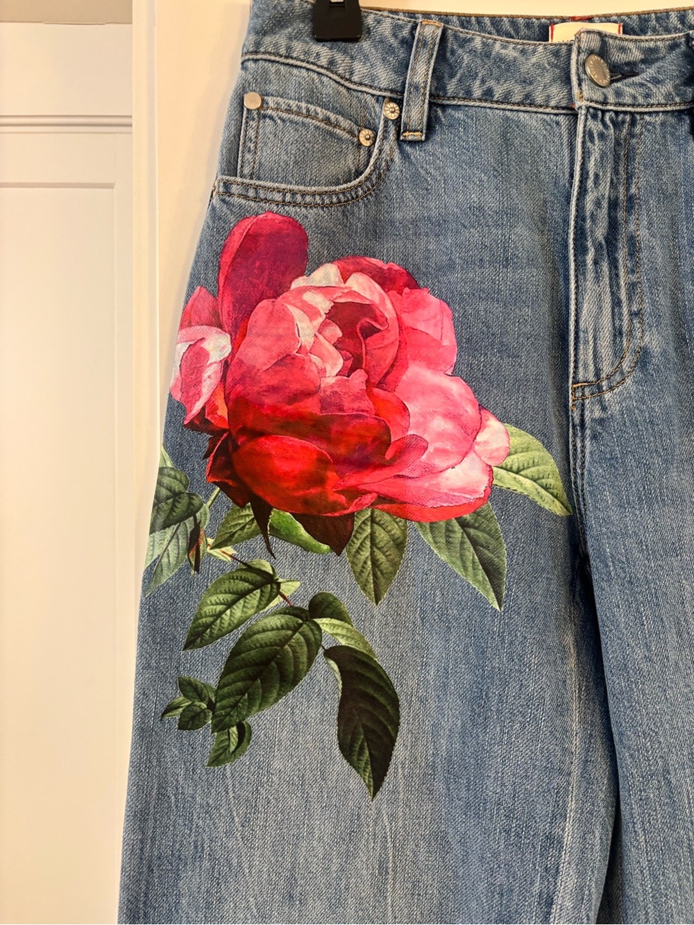 new Alice and Olivia CHIC PRINTED JEAN
in Denver Bright Blue/Emprs Bloom - Picture 7 of 10